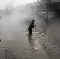 建筑垃圾填入污井導致西安街頭水漫金山