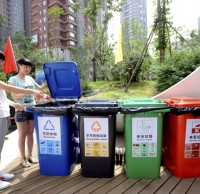 小區(qū)分類垃圾桶不分類，居民街道辦齊心整治有害垃圾