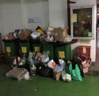 深圳撤出上百小區(qū)分類(lèi)垃圾桶 業(yè)主沒(méi)處扔垃圾堆物業(yè)門(mén)口