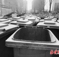 北京小區物業垃圾桶堵門，以新換舊是好事，掃尾工作也要落實