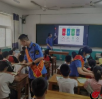 行政執(zhí)法局開展開學(xué)季垃圾分類進校園宣傳活動